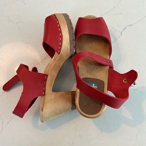 The MIA Greta is a peep-toe Swedish clog with a sleek wooden heel. Size 37.